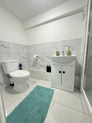 Shower, hair dryer, towels, soap - Amazing Huge 5 Bed / 10 Sleeper in London Zone 2. (London)