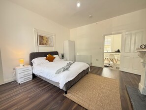 Iron/ironing board, bed sheets - Amazing Huge 5 Bed / 10 Sleeper in London Zone 2. (London)