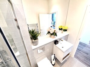 Dusche, Haartrockner, Handtücher, Seife