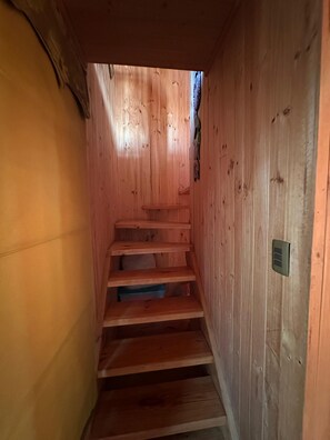 Una scala in legno con corrimano che conduce a un livello superiore.