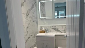 Buồng tắm vòi sen, khăn tắm 