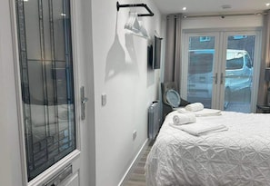 Free WiFi, bed sheets - Studio Sleeps 2 With Parking and Garden (Dunfermline)