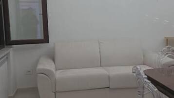 Deluxe Apartment, Garden View | Interior