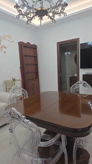 Deluxe appartement, uitzicht op tuin | Dineren