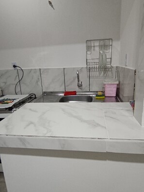 Microwave, oven, stovetop, cookware/dishes/utensils - Casa Toda Centro Segura Roupa cama Banho Limpas (Itaguaí)