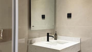 Dusche, Haartrockner, Bidet, Handtücher