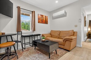Unclassified image, 5 of 27, button - Soothing 1-bedroom COTTAGE with AC in charming Topsham (Topsham)