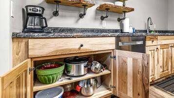 Coffee/tea maker, fridge, microwave, stovetop