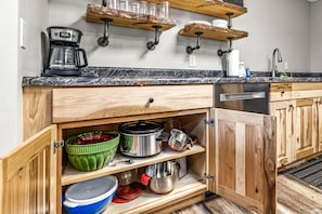 Coffee/tea maker, fridge, microwave, stovetop