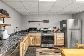 Coffee/tea maker, fridge, microwave, stovetop