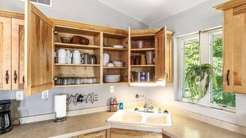 Coffee/tea maker, fridge, microwave, stovetop