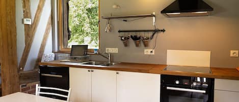 Cafetera y tetera, refrigerador, microondas y horno