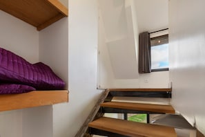 A staircase with wooden steps leading to a landing. - The Cottage – In the Heart of a 20-Hectare Estate (Flancourt-Crescy-en-Roumois)