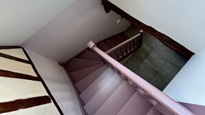 Eine Treppe mit Handlauf und Holzboden.