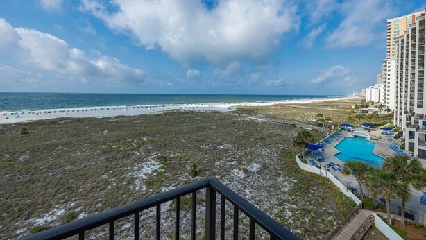 Ein Hotel direkt am Strand mit Pool, Zugang zum Strand und Meerblick.
