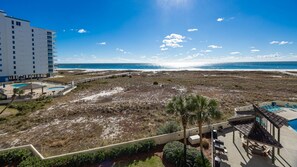 Een resort met een zwembad, een strand en uitzicht op de oceaan.