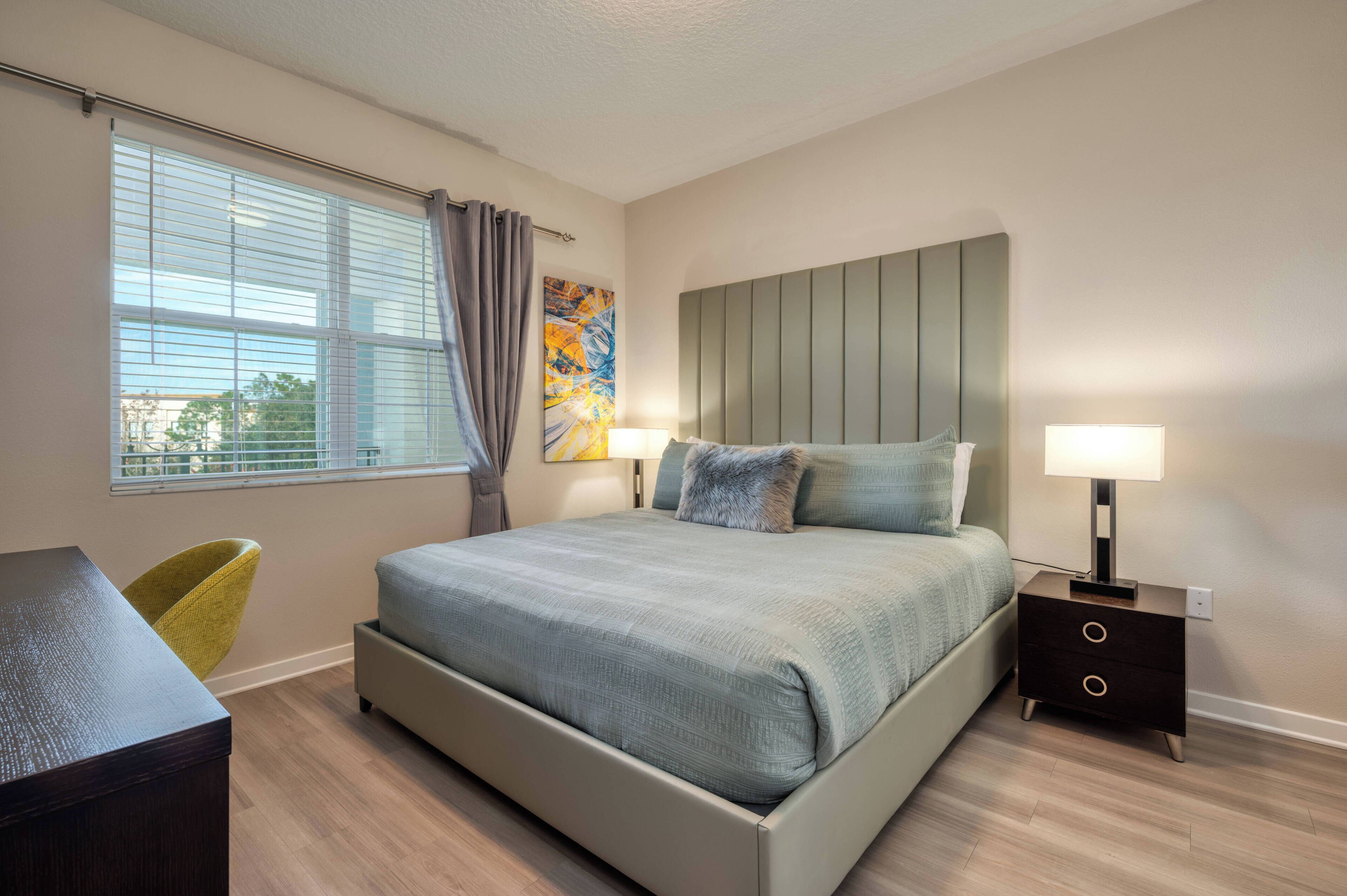 3 habitaciones, tabla de planchar con plancha y ropa de cama 