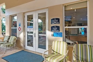 Ein Fitnesscenter mit Poolbereich, Spielraum und Liegestühlen im Außenbereich.
