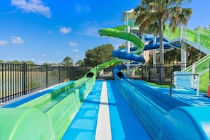 Ein Wasserpark mit mehreren Wasserrutschen und einem Poolbereich.