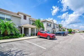 A row of townhouses with a parking lot in front. - Sl4802 - 4BR House With Pool Near Disney Area (Kissimmee)