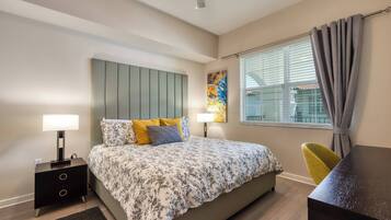 3 habitaciones, tabla de planchar con plancha y ropa de cama