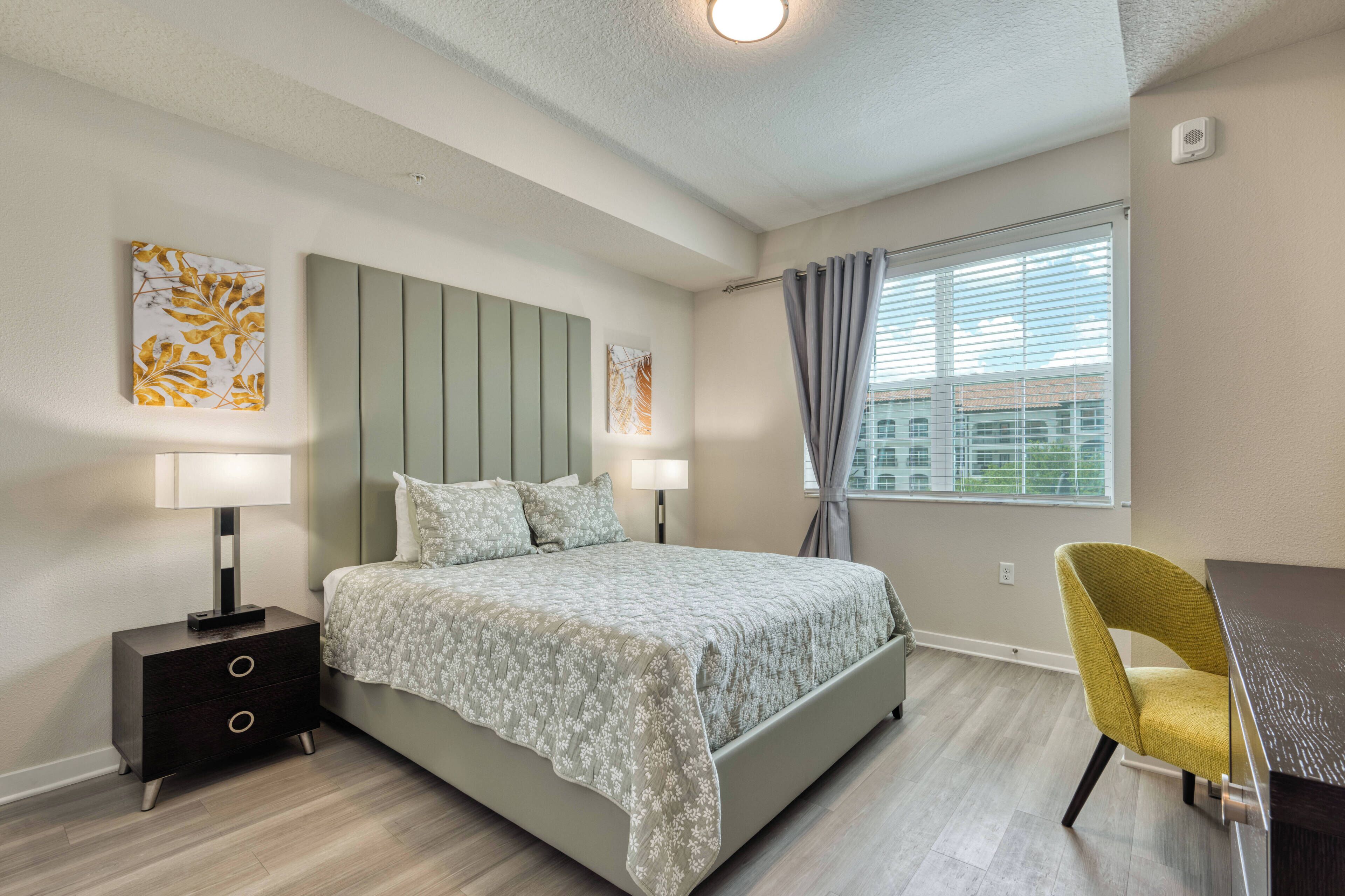 3 habitaciones, tabla de planchar con plancha y ropa de cama 