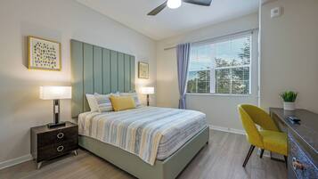 3 habitaciones, tabla de planchar con plancha y ropa de cama