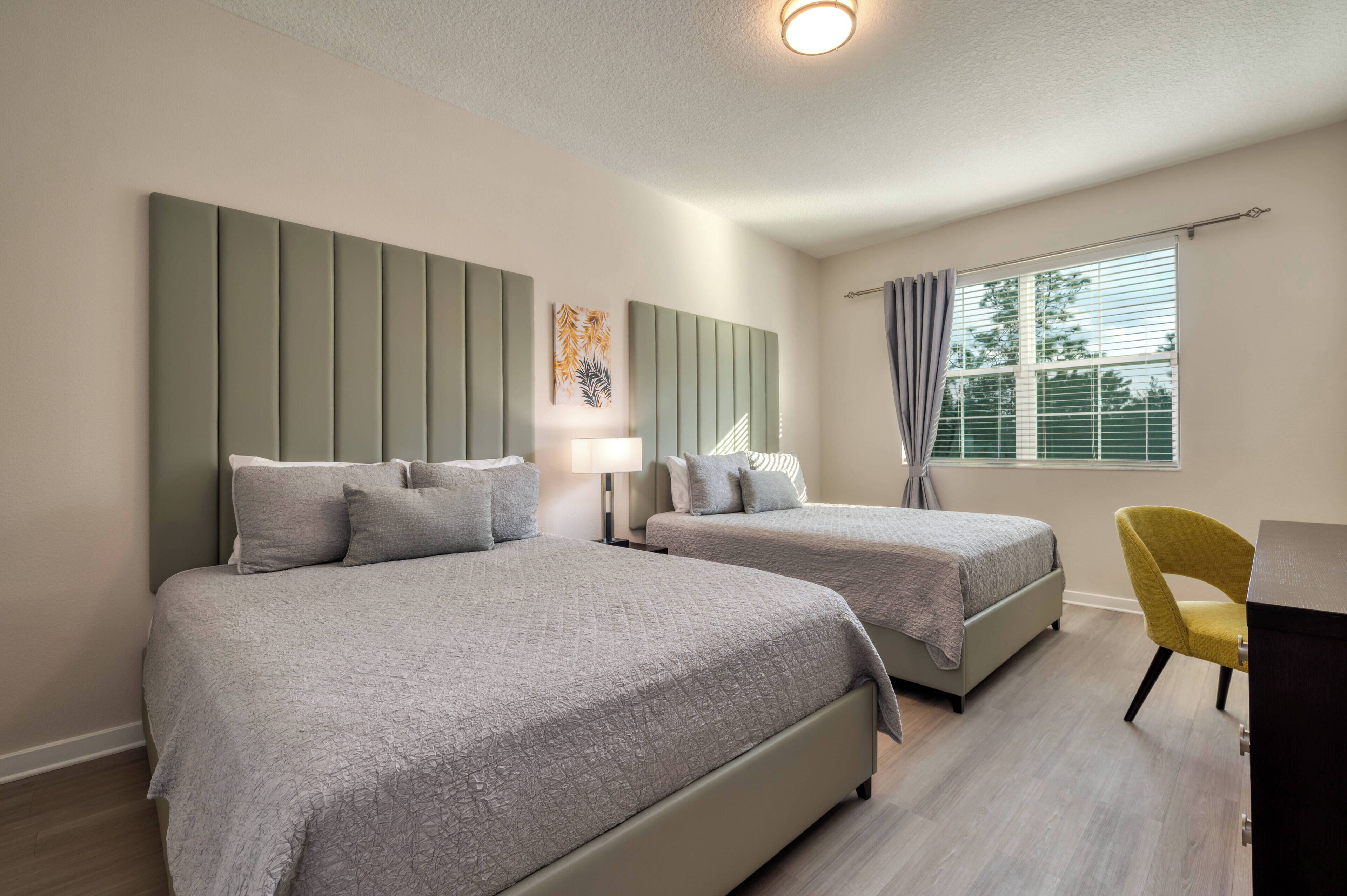 3 habitaciones, tabla de planchar con plancha y ropa de cama 