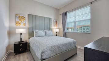 3 habitaciones, tabla de planchar con plancha y ropa de cama