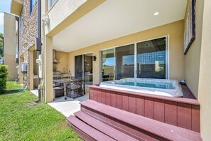 A backyard with a hot tub, wooden steps, and a patio area. - Mvy7664 - 3BR House Near Disney With Hot Tub (Kissimmee)