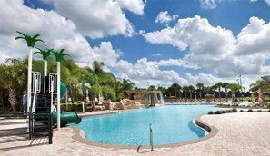 A swimming pool with a water slide, palm trees, and a clear sky. - Pp2904 - 6BR House With Pool Near Disney Parks (Kissimmee)