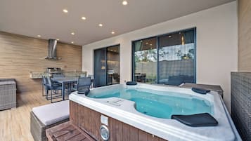 Outdoor spa tub
