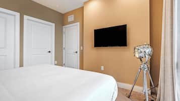 3 habitaciones, tabla de planchar con plancha y ropa de cama
