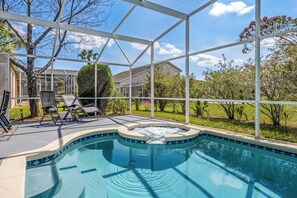 A swimming pool with a built-in hot tub, surrounded by a covered patio with lounge chairs. - Hl137 - 5BR House With Pool Near Disney Area (Davenport)