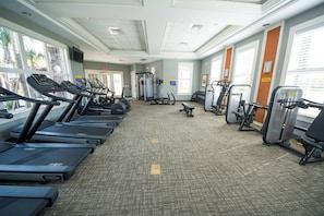Ein Fitnessstudio mit Laufbändern, Kraftgeräten und Trainingsmatten.