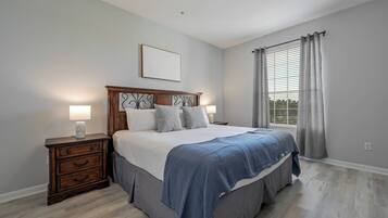 3 habitaciones, tabla de planchar con plancha y ropa de cama