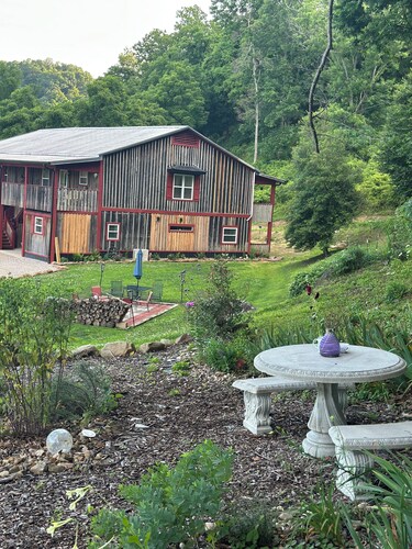 Tranquil Inn at The Barn
3 bedroom, 2 bathrooms, front and back porches