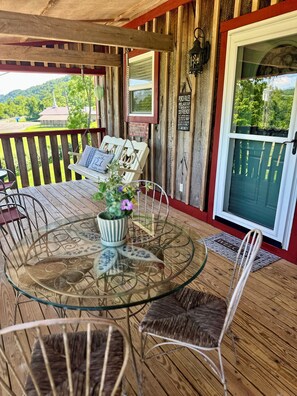 Outdoor dining - Tranquil Inn at The Barn
3 bedroom, 2 bathrooms, front and back porches (Crown City)