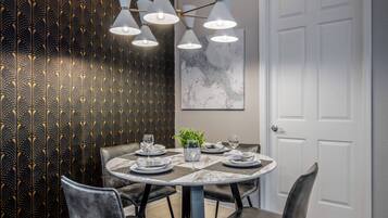 Appartement (3 Bedrooms) | Dineren op de kamer