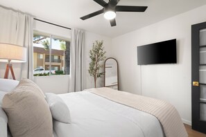 Bügeleisen/Bügelbrett, Reisekinderbett, kostenloses WLAN, Bettwäsche
