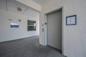 Ein Flur mit einem Schild, das die dritte Etage und einen Notausgangplan anzeigt.