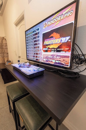 Une configuration de jeu comprenant un écran affichant « 3D PANDORA PRO » et « THE KING OF FIGHTERS ’97 ».