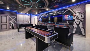 Ett rum med ett fotbollsspel, inredning med Star Wars-tema och en kontrollpanel som liknar en rymdfarkosts cockpit.
