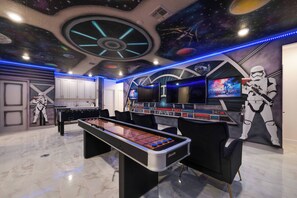 Ein Zimmer mit Tischfußball, Star Wars-Deko und einer Kommandozentrale, die an ein Raumschiff erinnert.