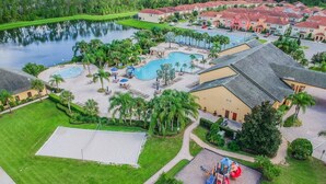 Un complexe hôtelier doté d’une piscine, d’un espace de jeux pour enfants et d’un court de tennis.
