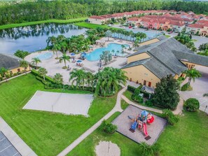 Ein Resort mit Schwimmbad, Kinderspielbereich und Tennisplatz.
