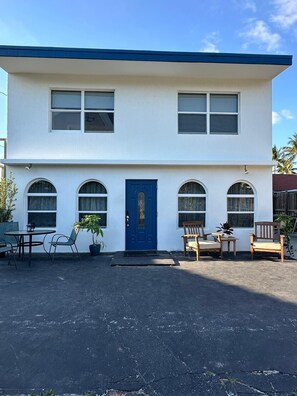 Outdoor dining - This fully remodeled 1925 home offers 4 bedrooms and 4 baths, minutes from Jackson Hospital, Miami Beach, Wynwood, and the airport, ideal for families seeking convenience and comfort. (Miami)