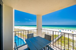 Ein Balkon mit Blick auf Strand und Pool.