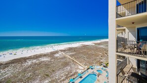 Ett hotell vid stranden med pool och direkt tillgång till stranden.