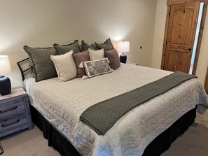 Tabla de planchar con plancha, wifi, ropa de cama